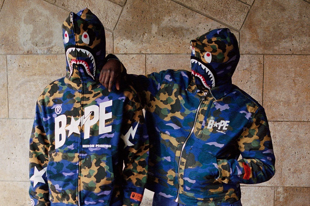 ア ベイシング エイプ×ヘロン・プレストン、オレンジカモ柄スニーカー「ベイプスタ」やワークジャケット
