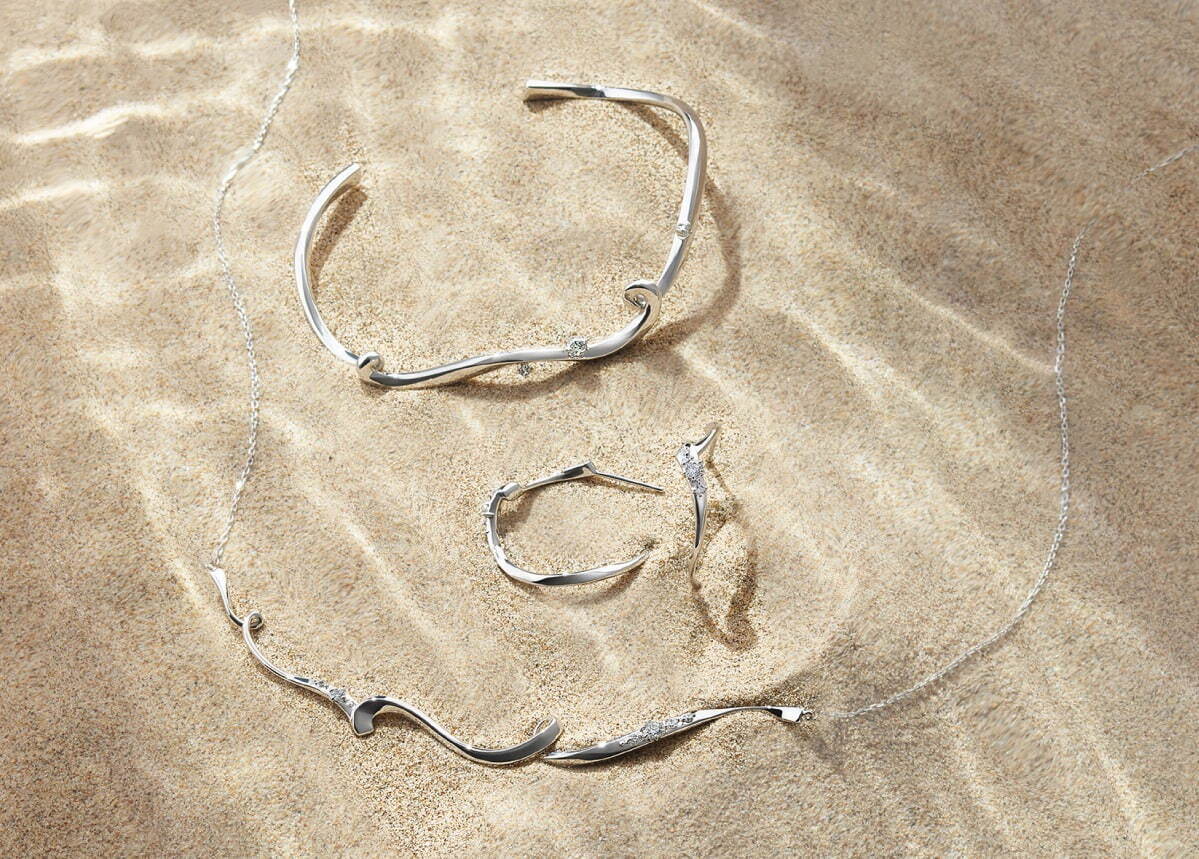 左から)SV Necklace/CZ 15,400円、Pierced Earrings/CZ 15,400円、Bangle/CZ 16,500円