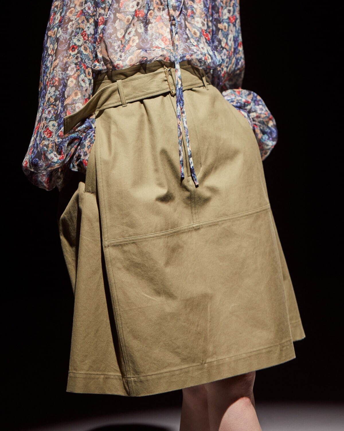 ビューティフルピープル“古今東西の民族衣装”着想、ストライプのキューバシャツ＆透け感ワンピース｜写真11