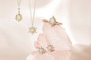 サマンサティアラ夏の新作"キラキラ輝く太陽"イメージのネックレスや三日月モチーフピアス