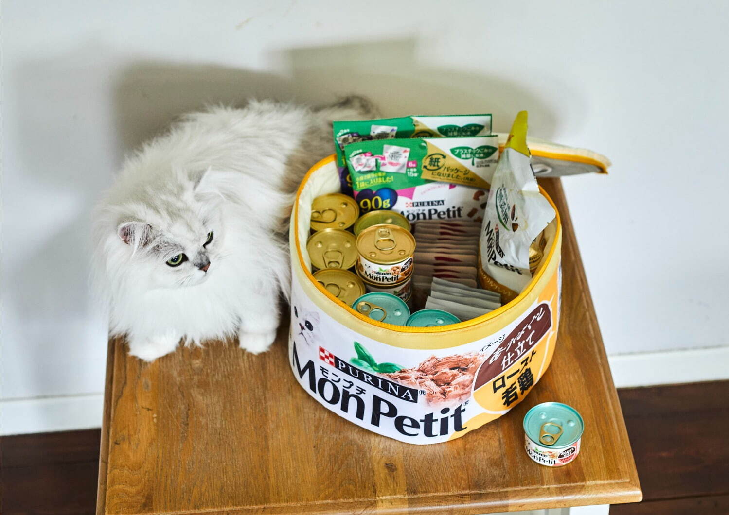 キャットフード「モンプチ」初の公式ファンブック、“モンプチ 缶”そっくりな収納ボックス付き｜写真3