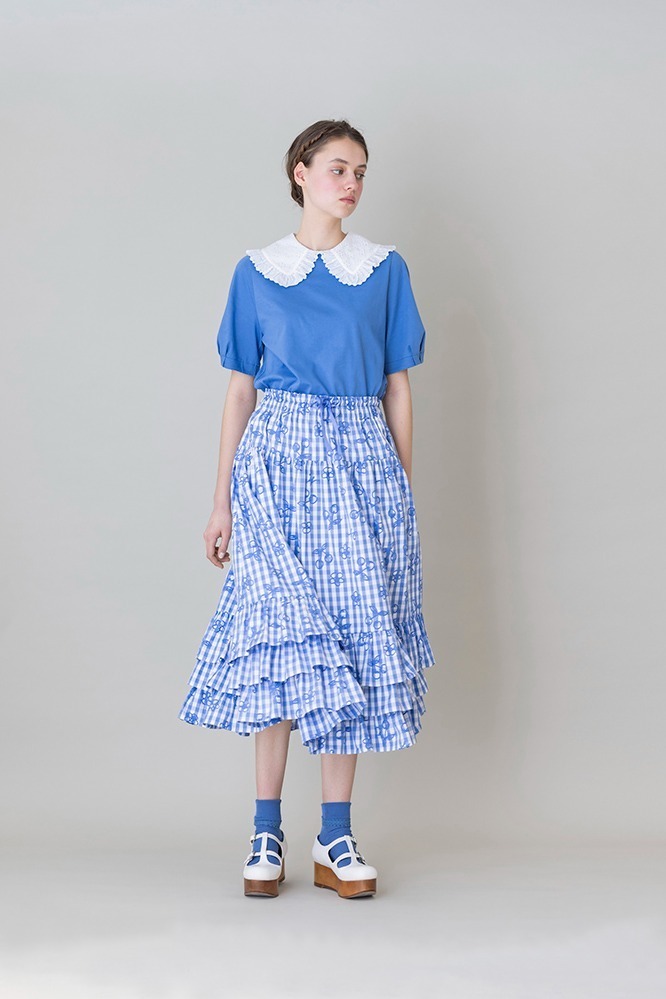 上から)レースカラープルオーバー 17,380円 / Picnic clothダンドールスカート 39,380円