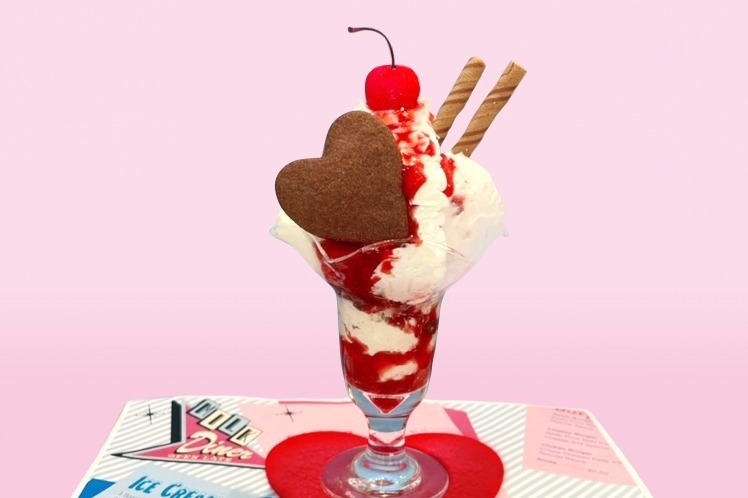 ミルク×旬゛喫茶パンエス、オリジナルテキスタイル着想のストロベリーバニラパフェ＆フロート