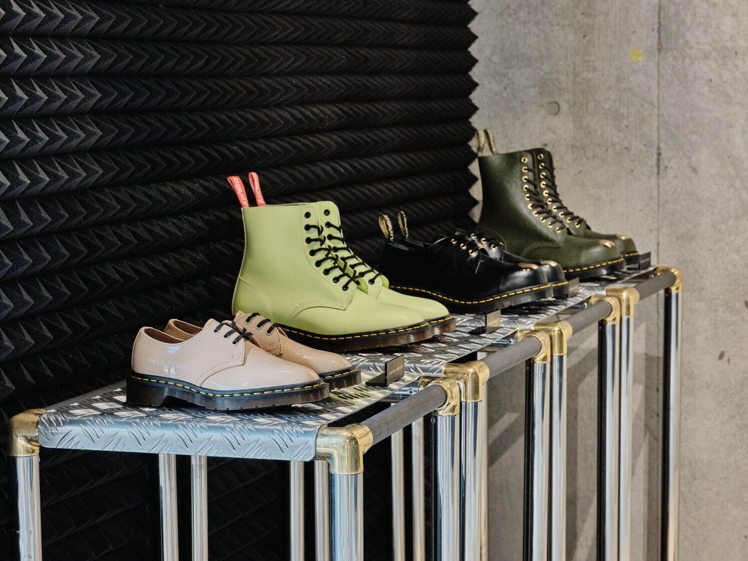 ドクターマーチン“世界初”のミュージアム展、歴代アーカイブ