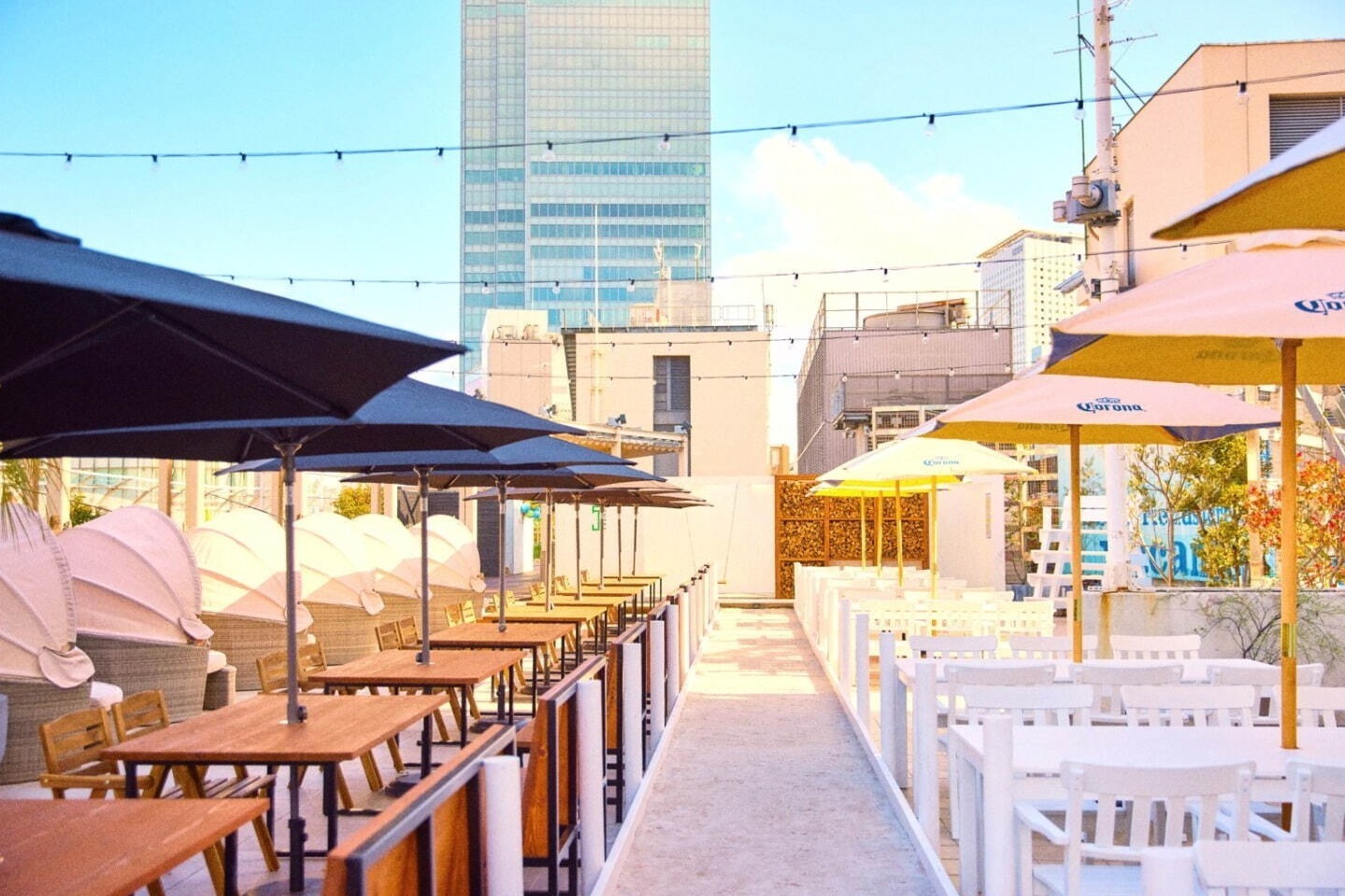 BBQ施設｜ルミネエスト新宿の"ビーチ"BBQ施設「ワイルド ビーチ シンジュク」リゾート空間で楽しむ豪快肉料理