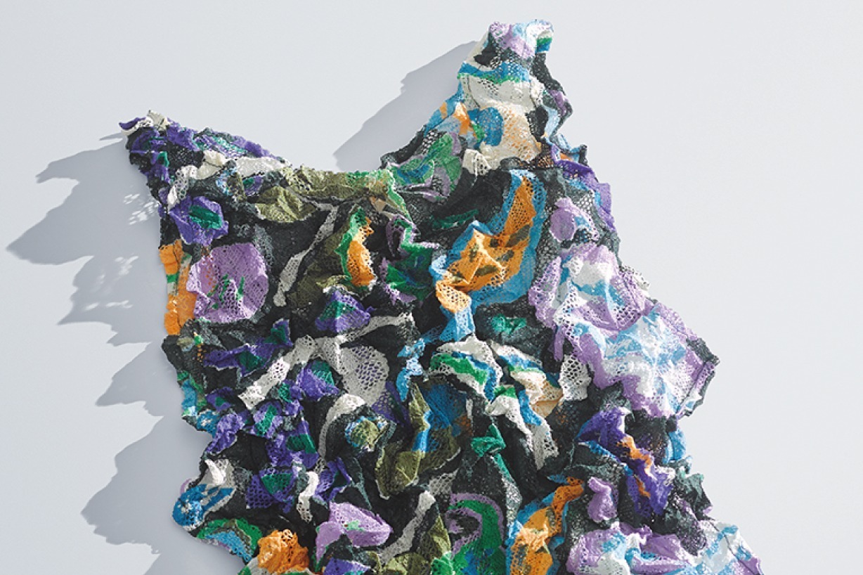 ミー イッセイ ミヤケ新作ウェア"爽やかカラー"プリーツトップス、クラッシュ加工プリントシャツも