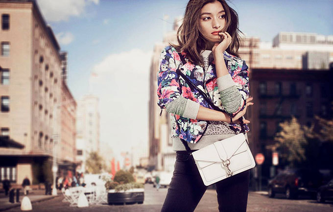 ローラが米ブランド レベッカミンコフ のグローバル広告モデルに コラボレーションバッグも登場 ファッションプレス