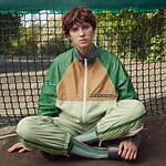 ラコステ新作ウェア、“スポーツウェア着想”メッシュ総柄ポロシャツ＆エメラルドカラーのブルゾン｜写真1