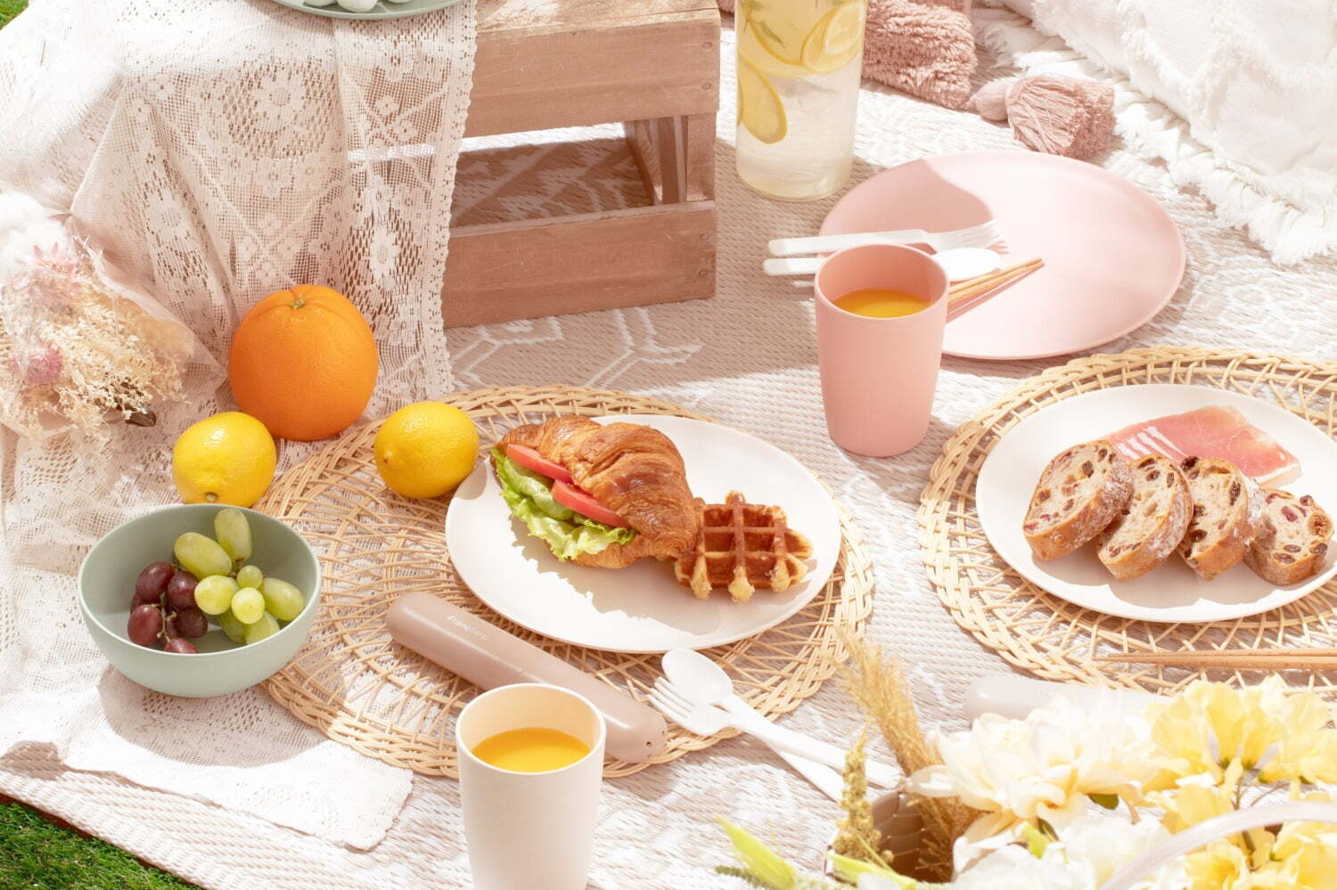 フランフラン“ピクニック気分”の新作雑貨、くすみカラーのテーブルウェア＆カラフルバスケットなど
