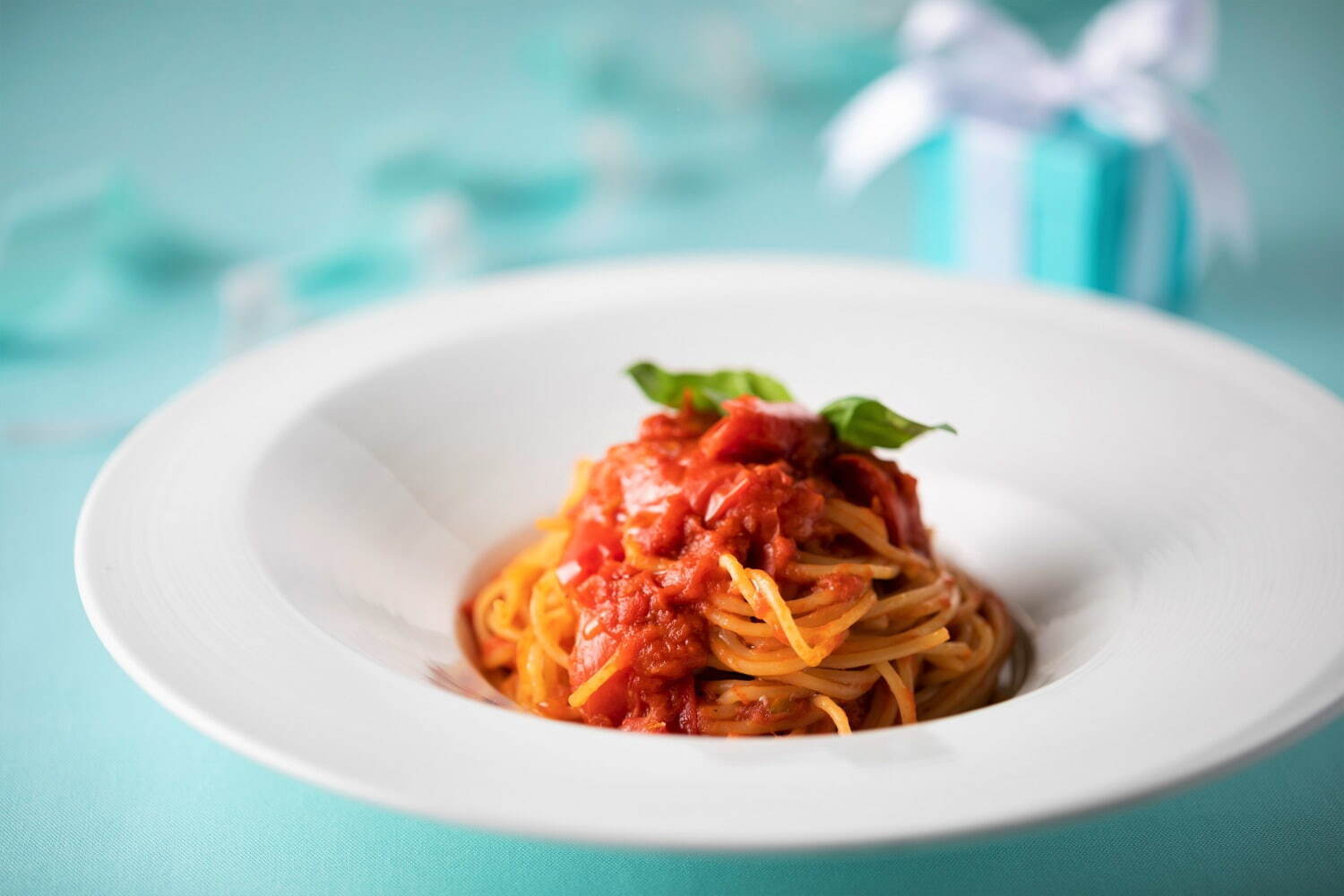 「スパゲッティ・アル・ポモドーロ」ランチタイム セット 2,500円/アラカルト 1,900円 ※サービス料込