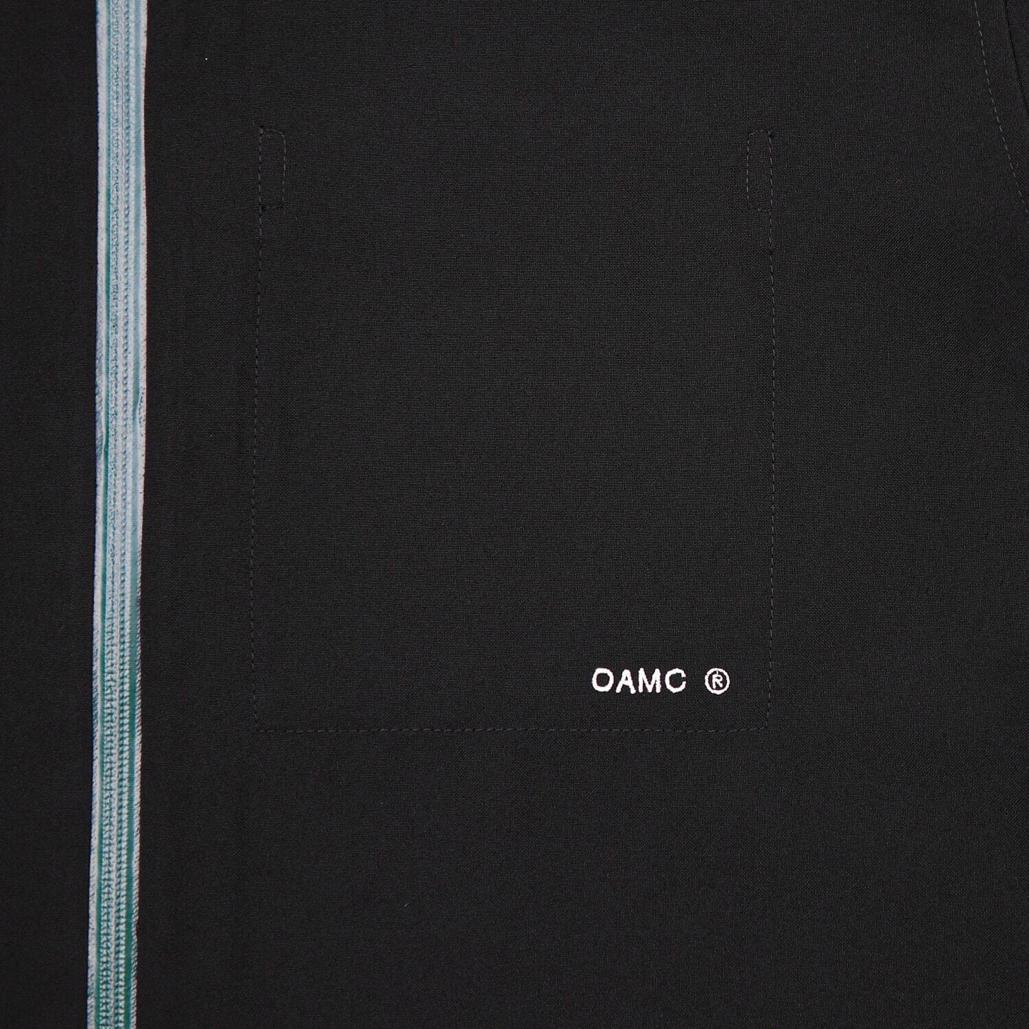 OAMCのエディション別注、半袖にアレンジしたジップアップシャツやベージュ色カーゴショーツ｜写真2