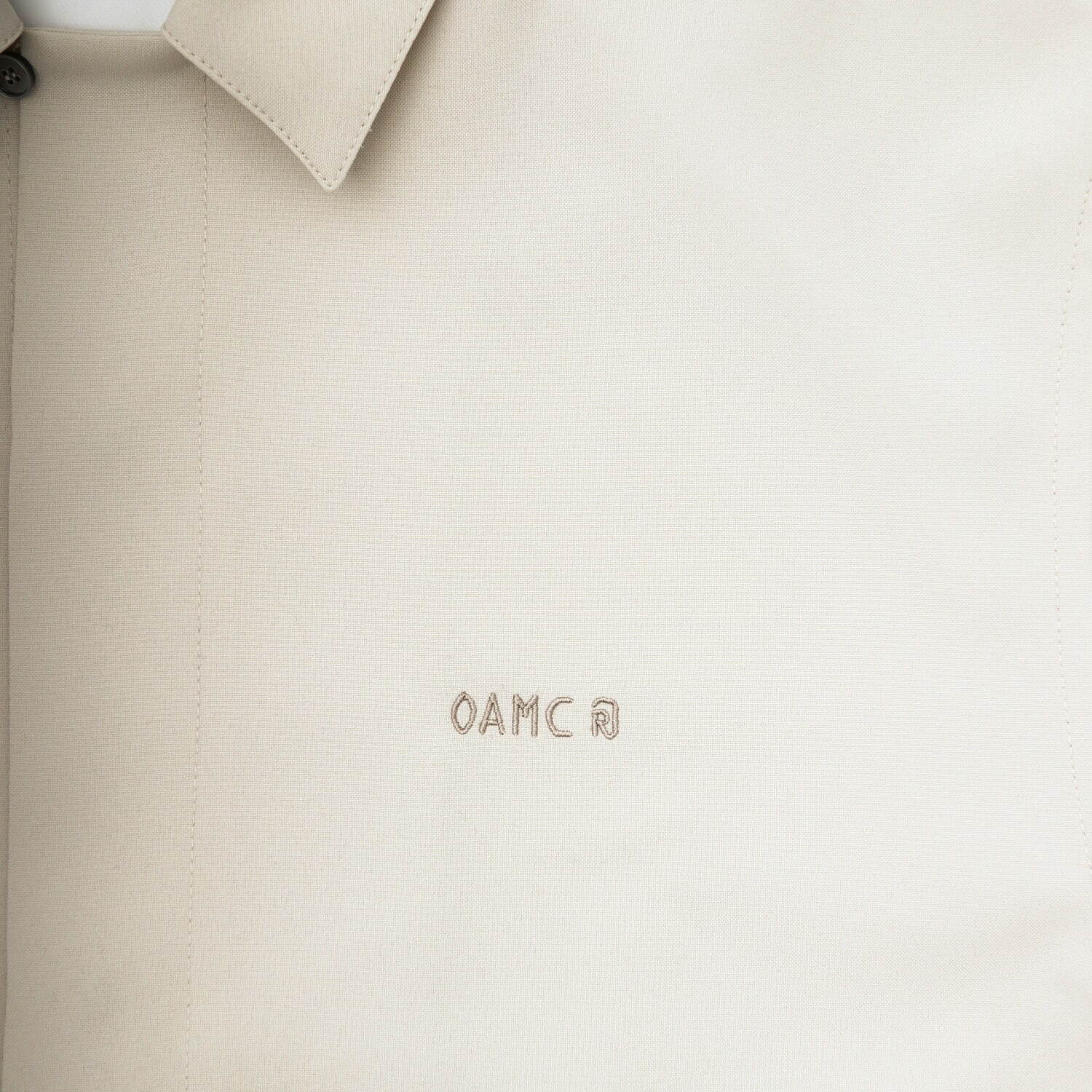 OAMCのエディション別注、半袖にアレンジしたジップアップシャツやベージュ色カーゴショーツ｜写真5