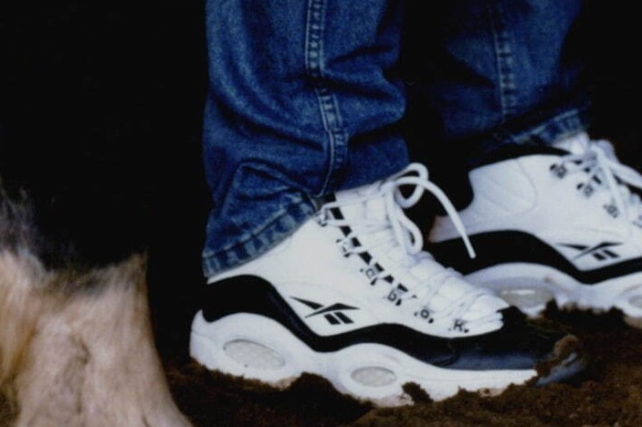 リーボック"手書き風ロゴ"入りスニーカー「クエスチョン ミッド＆クラブシー」現代アーティストとコラボ