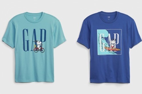 GAP×「ピーナッツ」スヌーピーのメンズTシャツ、サーフィン＆テニスを楽しむグラフィック入り