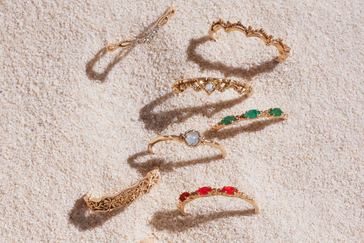 エメラルド｜ノジェス“レイヤードリング”にカラーストーンの新作、エメラルドやオパールを透かしリングと重ね付け