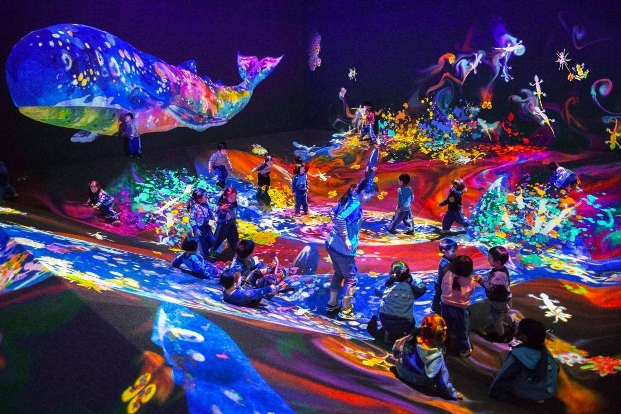 デジタルアート展「チームラボ 学ぶ！未来の遊園地と、花と共に生きる動物たち」が島根県立美術館で