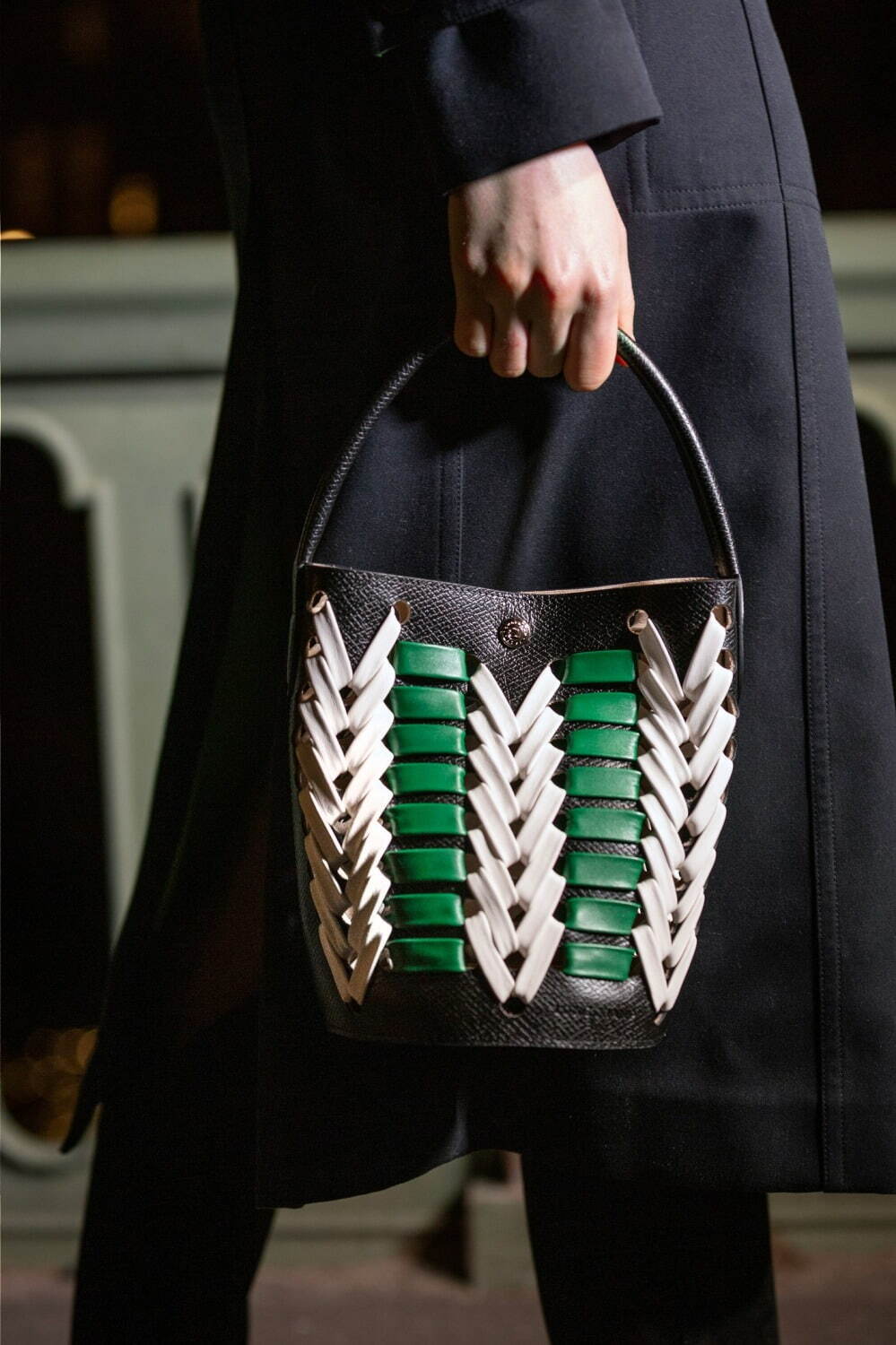 ロンシャンの新作バッグ「エピュレ」“パリのビストロチェア”着想のレザー編みバケットバッグなど - ファッションプレス