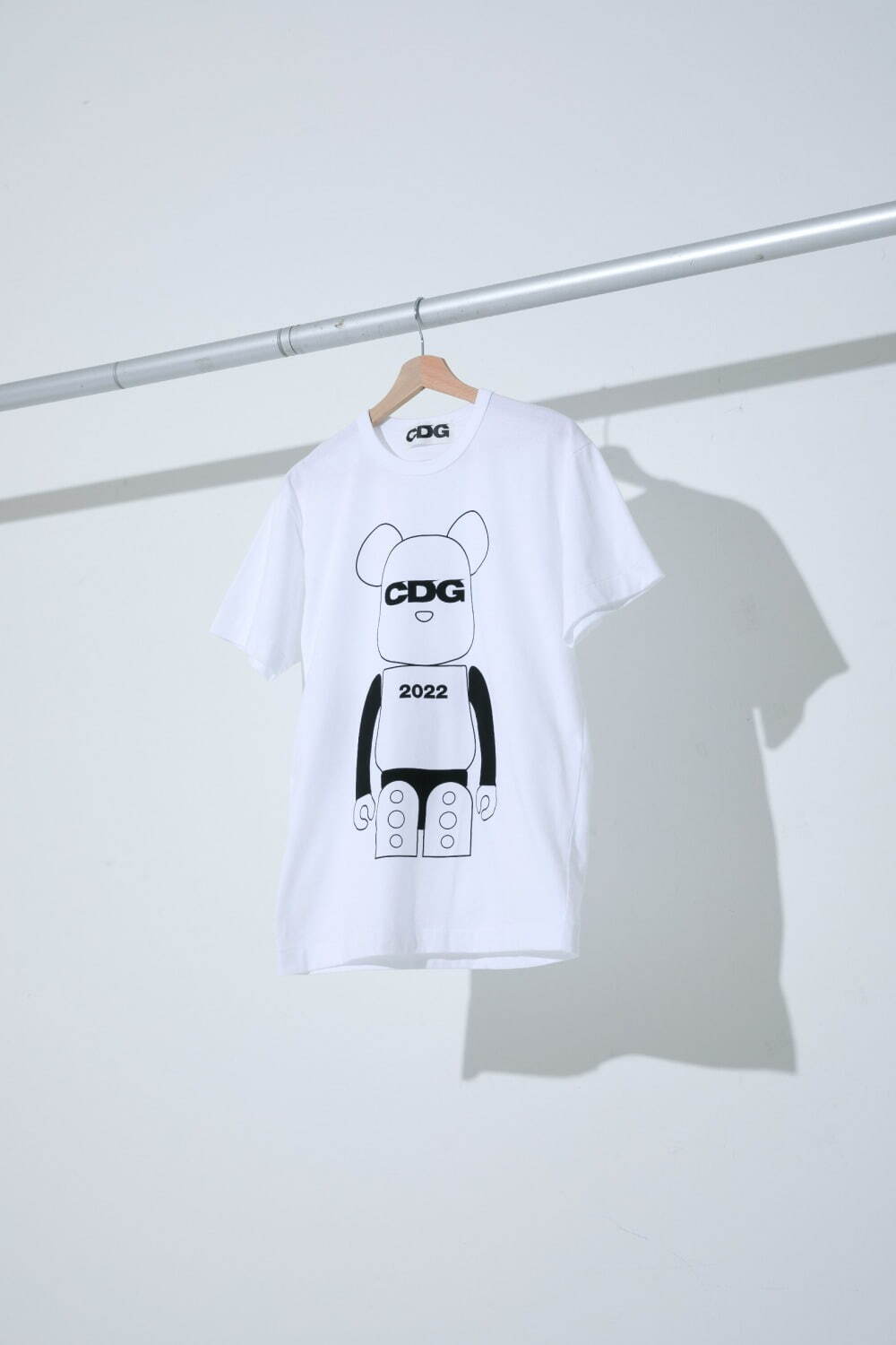 コム デ ギャルソンのCDG×メディコム・トイ、“CDGロゴ入りベアブリック”のモノクロTシャツ｜写真1