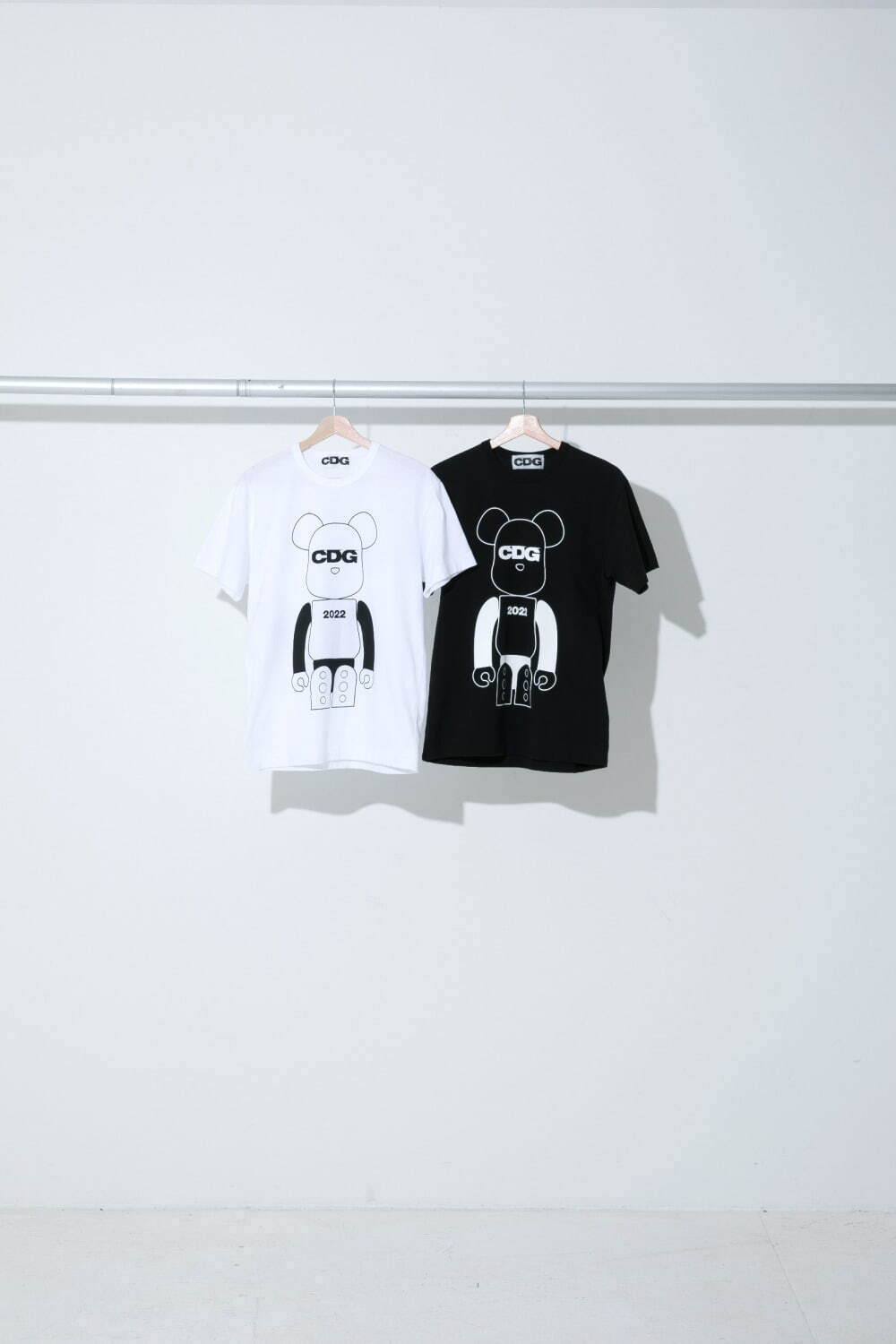 コム デ ギャルソンのCDG×メディコム・トイ、“CDGロゴ入りベアブリック”のモノクロTシャツ｜写真2