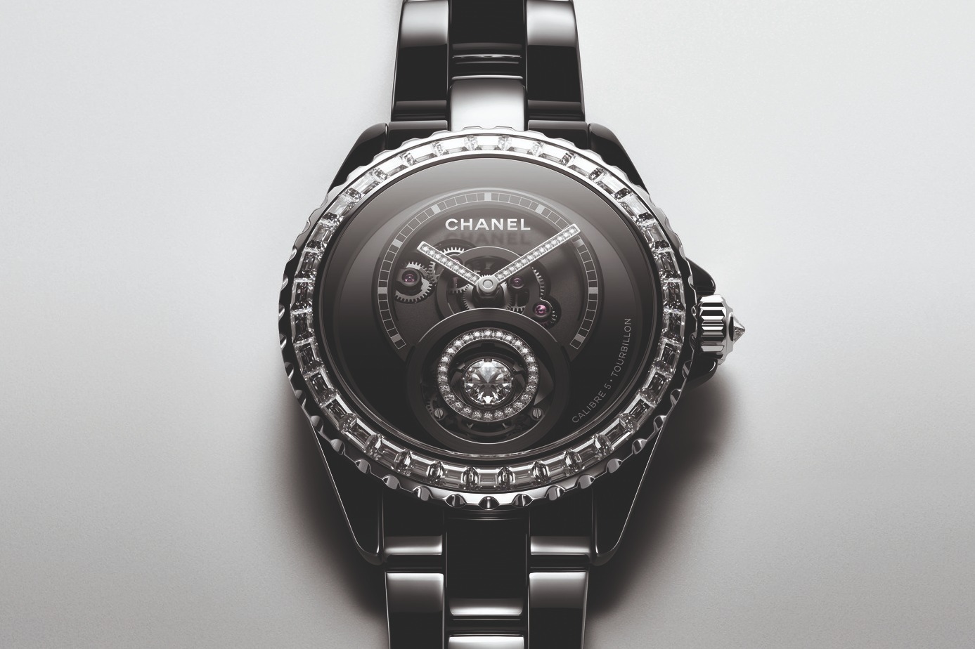シャネルの腕時計「J12」“ダイヤモンドが回転する”新作、シックな 