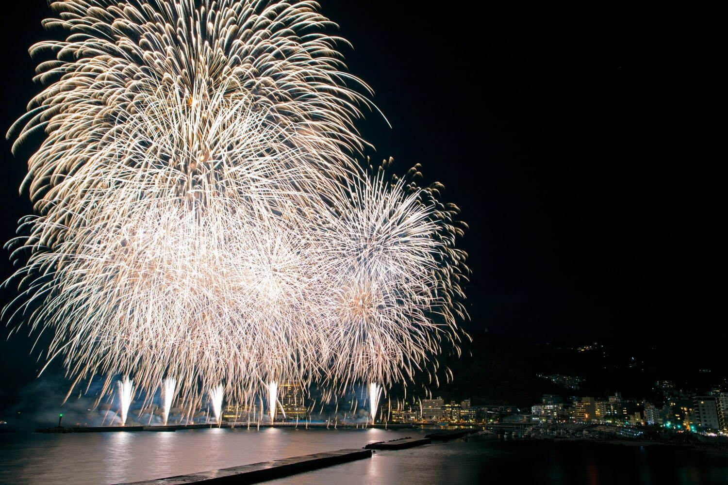 「熱海海上花火大会2022」“大空中ナイアガラ”など熱海湾で、年間を通して開催される名物イベント｜写真4