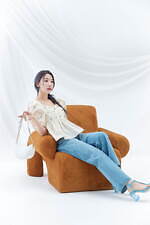 リリー ブラウン初夏のビジュートップス＆レース襟のシャツ×ワンピース、モデルに宮脇咲良｜写真3