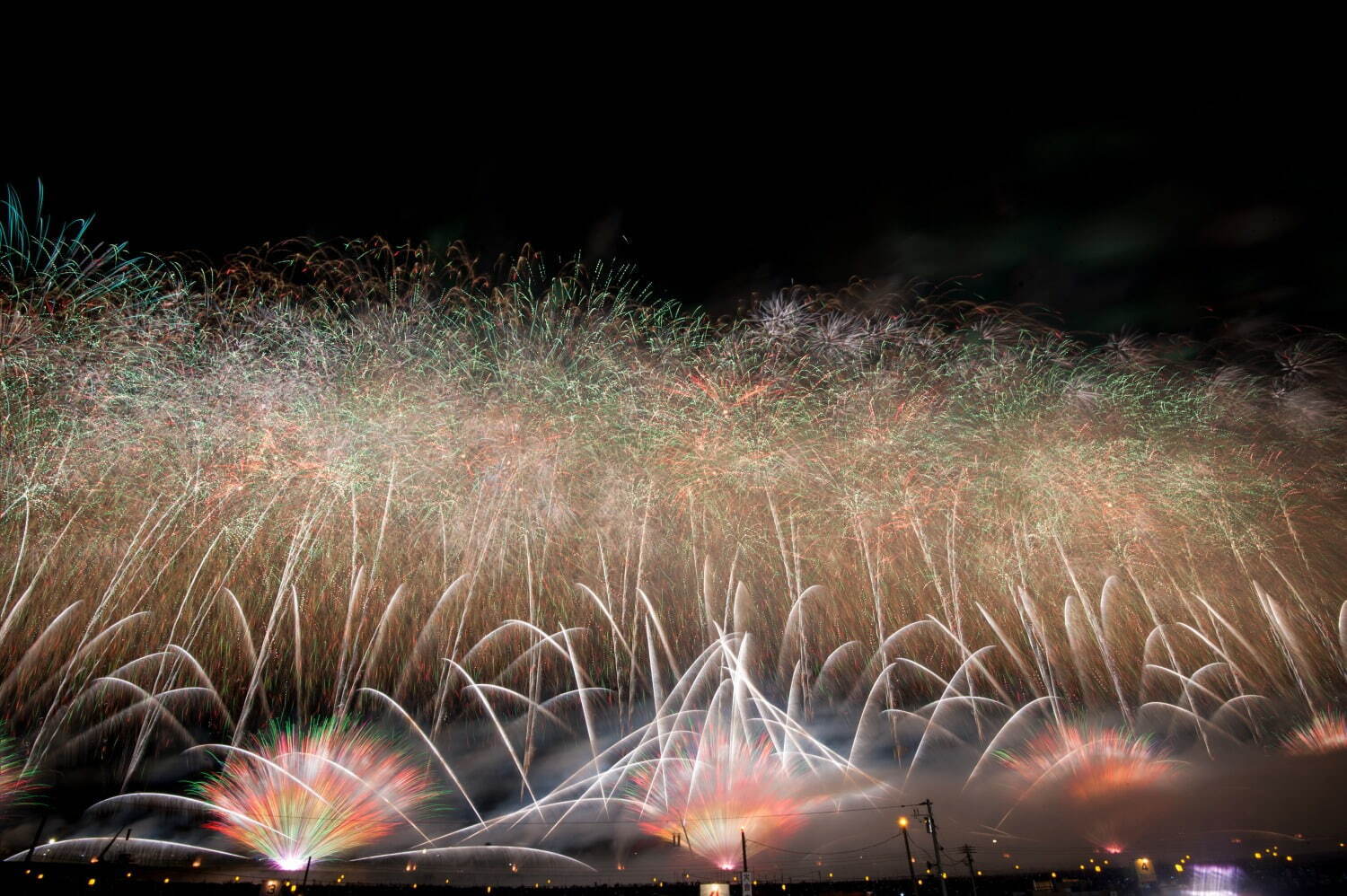 大曲の花火「全国花火競技大会2022」秋田・大仙で、昼夜2部制の日本三