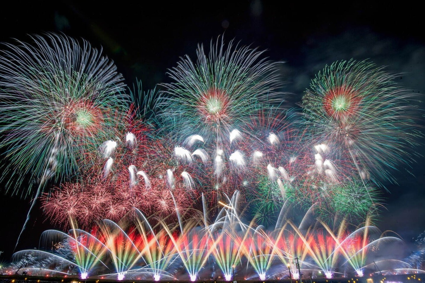 大曲の花火 全国花火競技大会22 秋田 大仙で 昼夜2部制の日本三大花火大会が3年ぶりに ファッションプレス