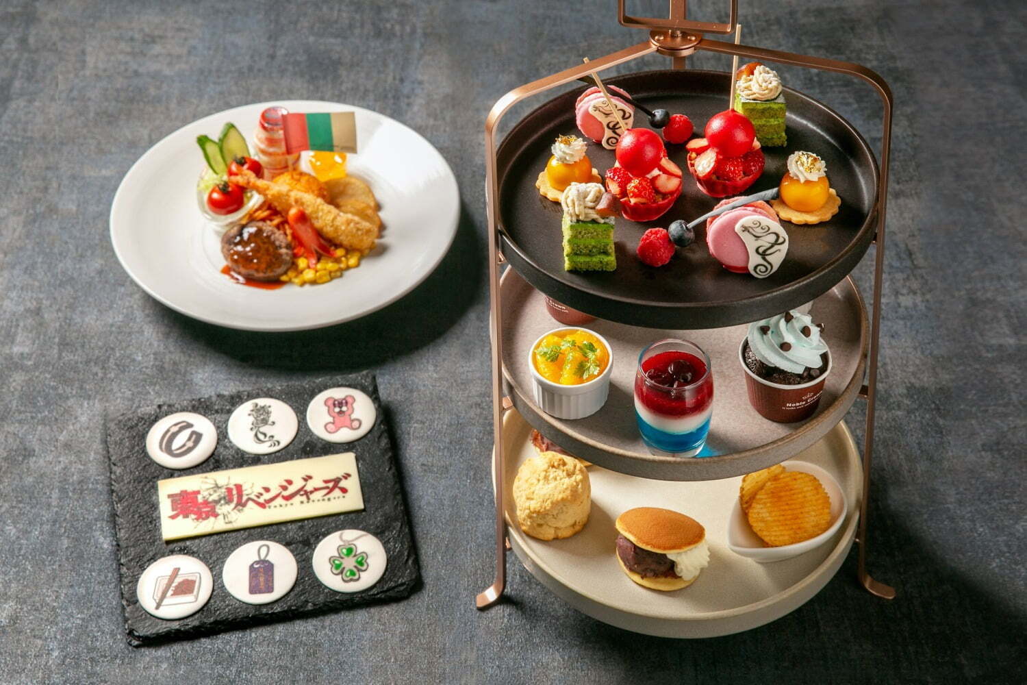 東京リベンジャーズ｜「東京リベンジャーズ」アフタヌーンティー＆宿泊プランが新横浜プリンスホテルに、スーツ姿キャラが登場