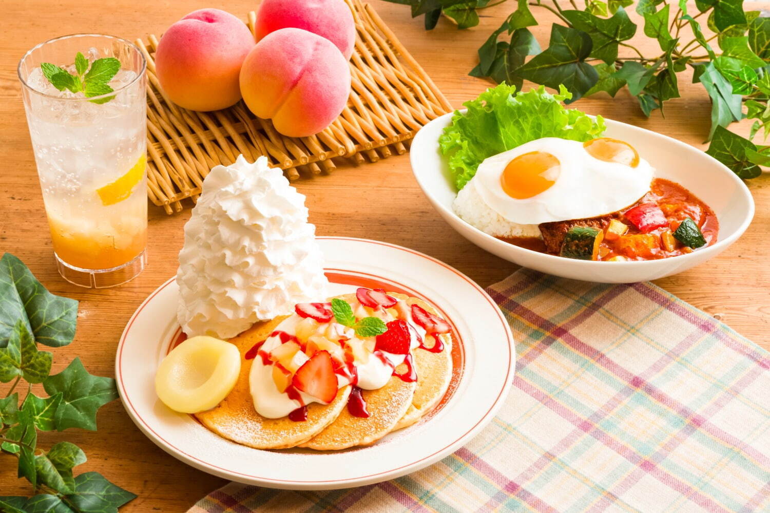 エッグスンシングス(Eggs 'n Things) 白桃とイチゴのパンケーキ｜写真1