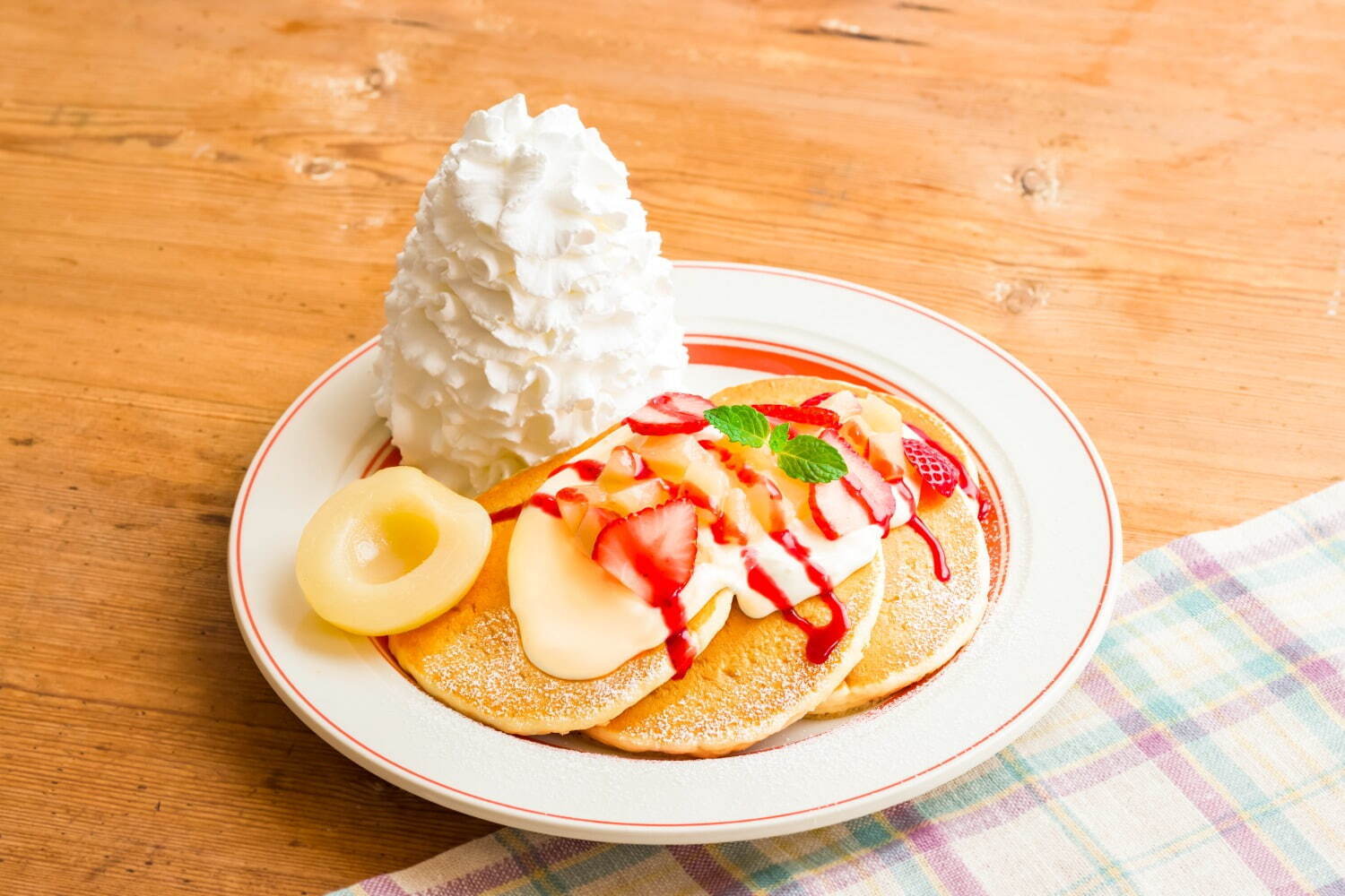 「白桃とイチゴのパンケーキ」1,680円／テイクアウト 1,200円