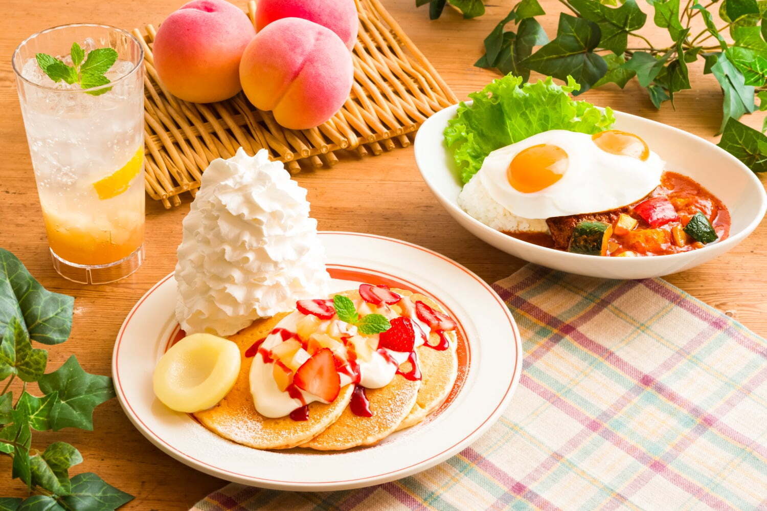 エッグスンシングス限定「白桃とイチゴのパンケーキ」“角切り白桃入り”ソース×レアチーズクリーム