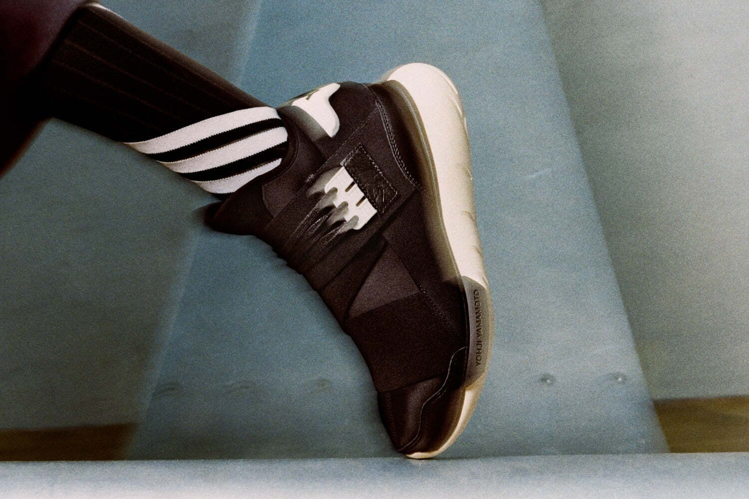 Y-3人気スニーカー「QASA HIGH」復刻、メッシュ＆ストラップを配した 