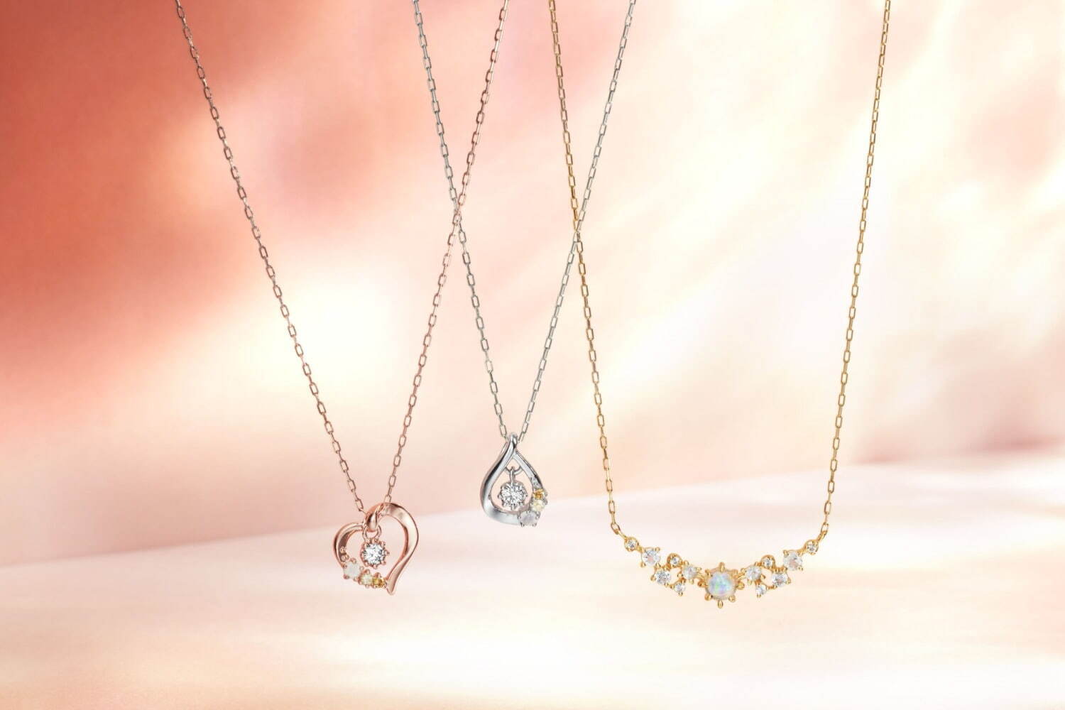 左から)K10PG ネックレス/ Diamond / Moonstone / Quartz / Citrine 30,800円
K10WG ネックレス / Diamond / Moonstone / Quartz / Citrine 30,800円
K10YG ネックレス / Synthetic Opal / Feldspar / Topaz 33,000円