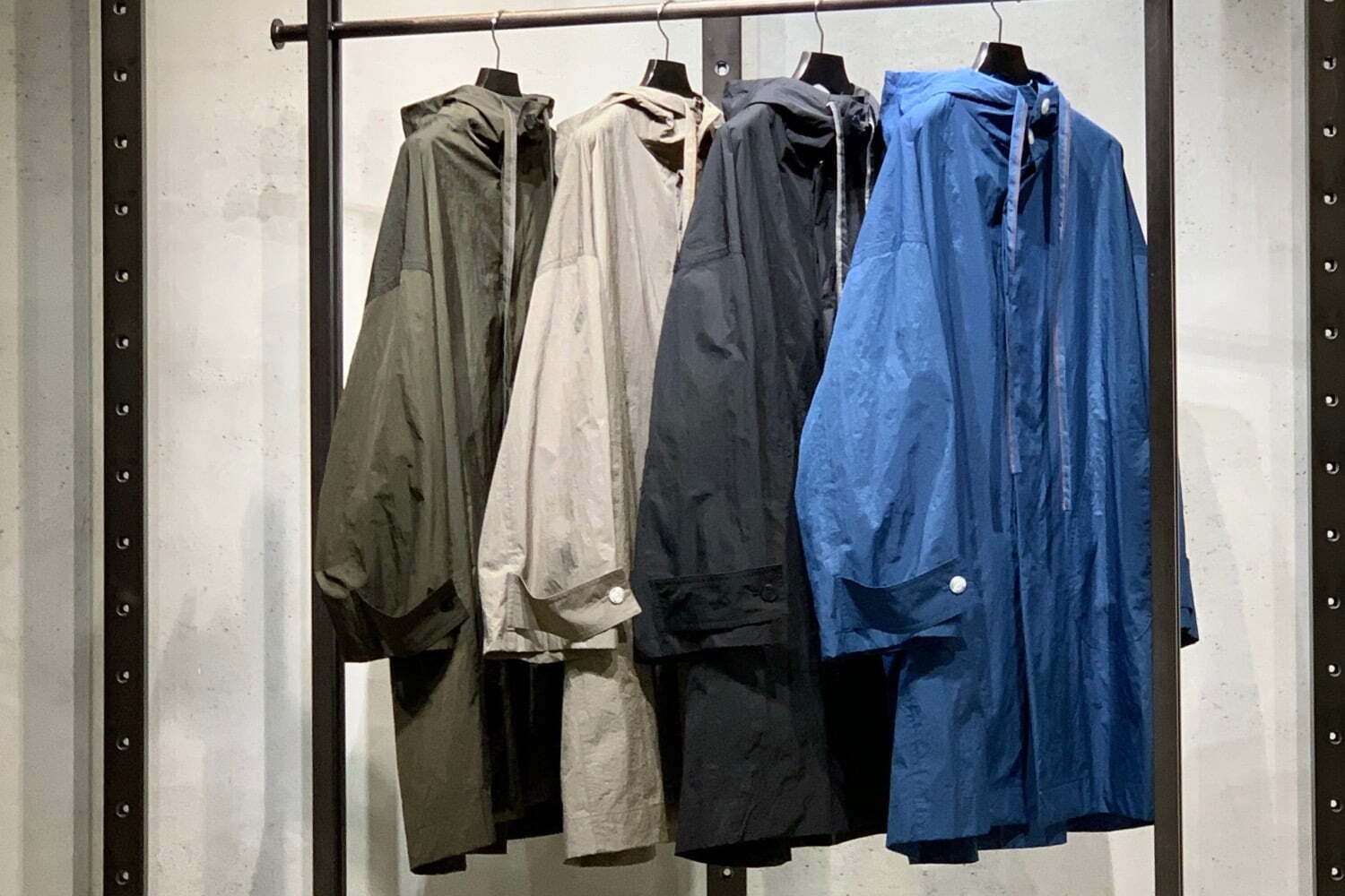 シンヤコヅカのレインコート＆ショーツ - シワ感のある素材を採用、セレクトショップ「吾亦紅」別注