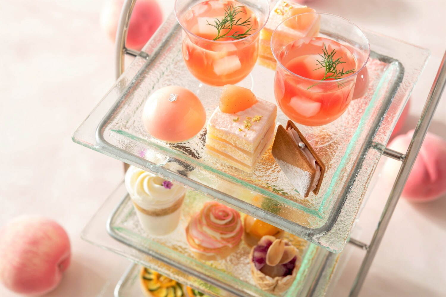 淡いピンクの“桃づくし”ピーチ アフタヌーンティーを横浜で、“夏まつり”モチーフのパフェも