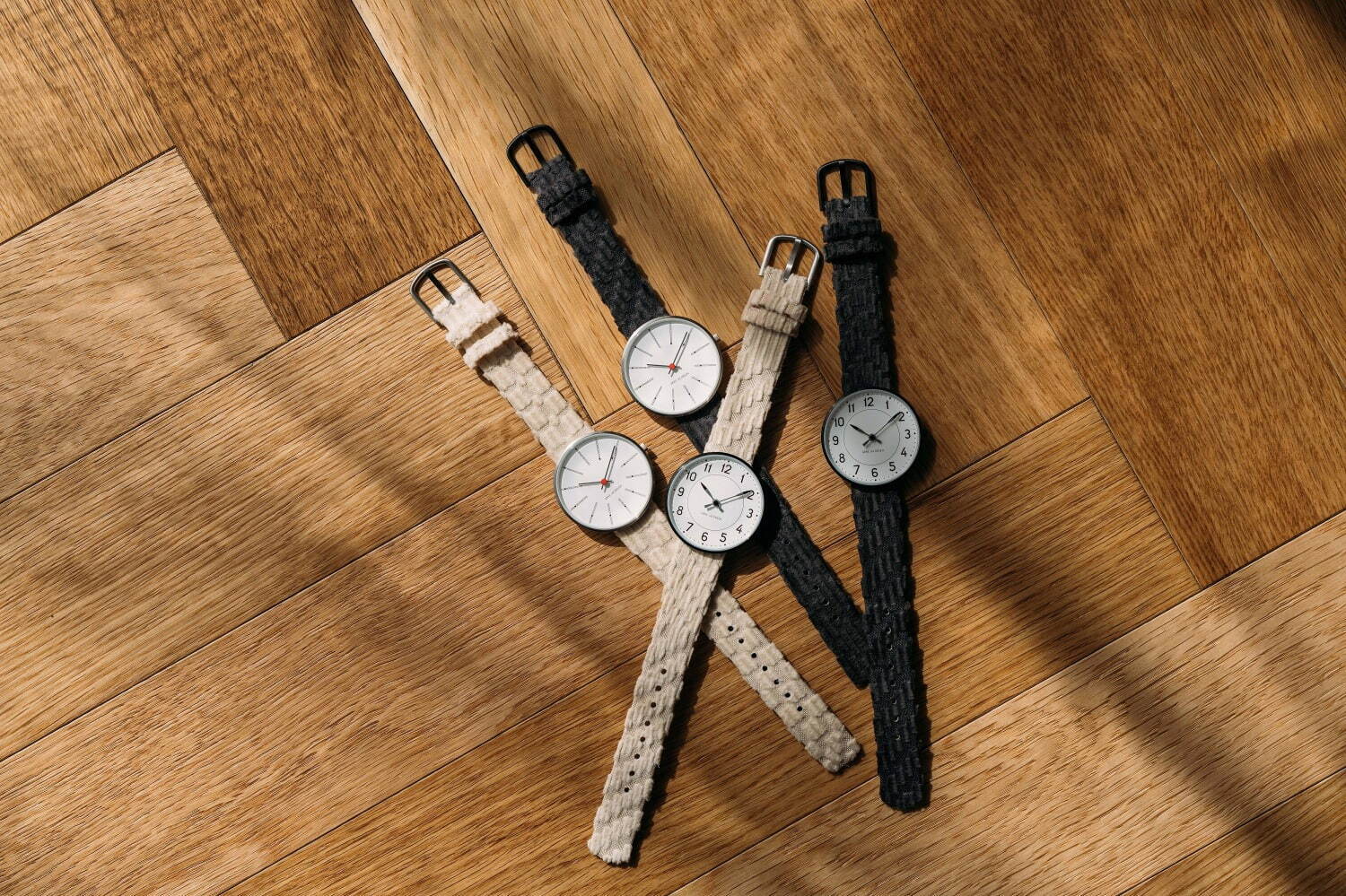 アルネ ヤコブセン×ミナ ペルホネンの腕時計、ランダムに織られたコーデュロイ素材のストラップ｜写真3