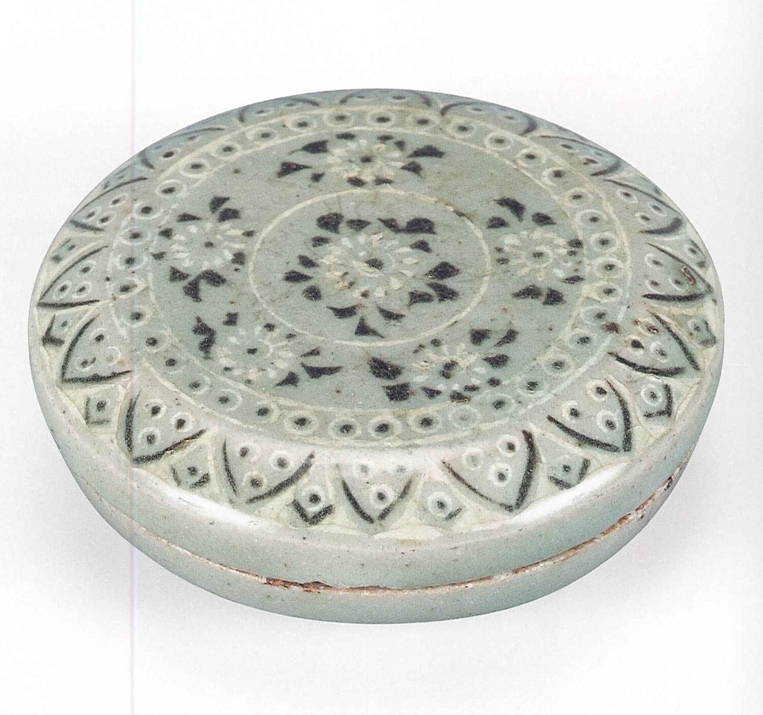 《青磁象嵌花文合子》高麗時代 大和文華館蔵