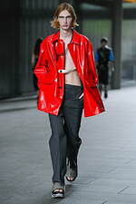 トーガ“レイヤードを楽しむ”花柄スカートやフェイクレザーコート、路面店限定ランウェイピース｜写真3