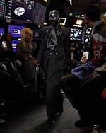 バレンシアガ 23年春コレクション - シンプルな中に生まれる大胆さ｜写真1