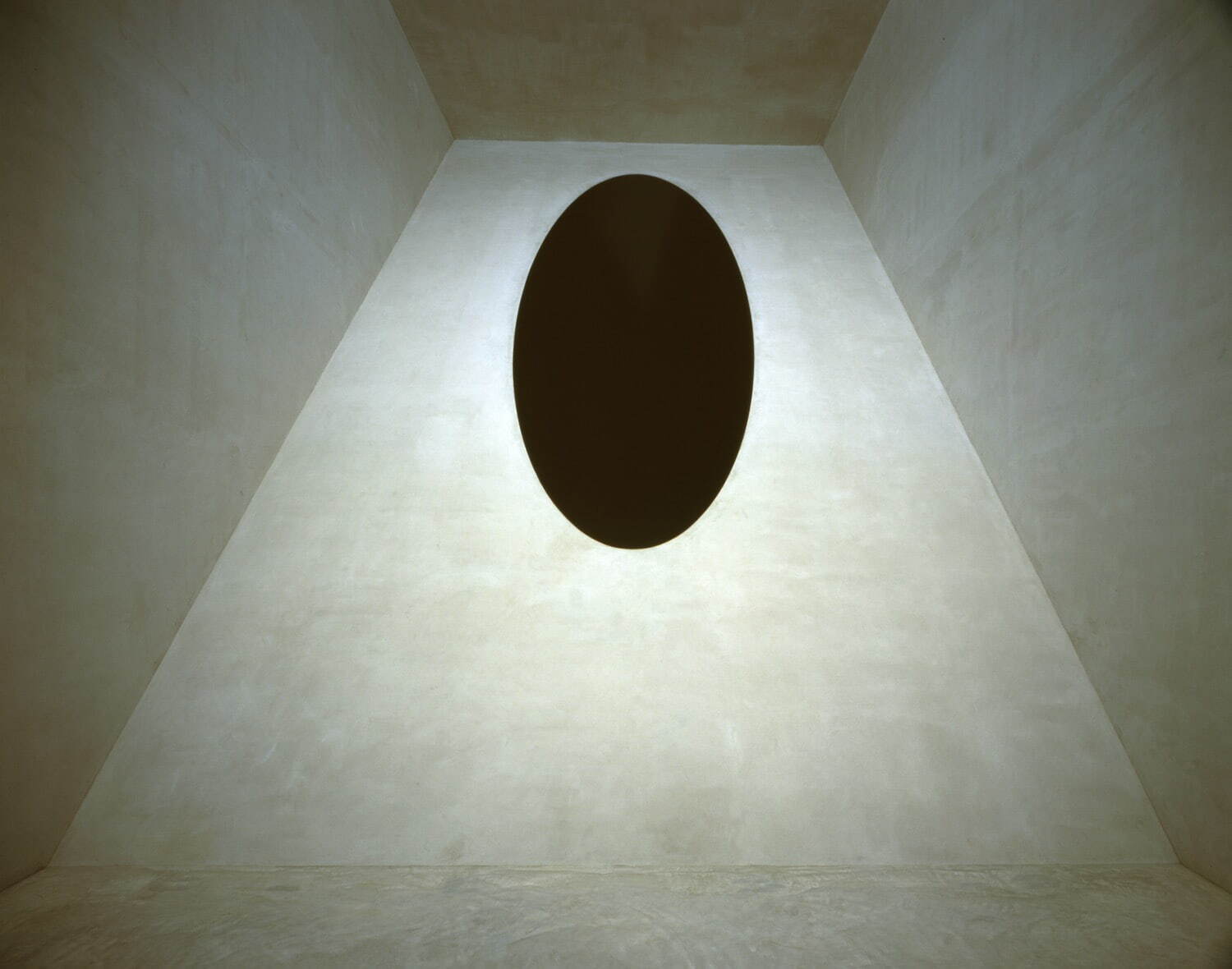 アニッシュ・カプーア《L’ Origine du monde》2004年 ©Anish KAPOOR