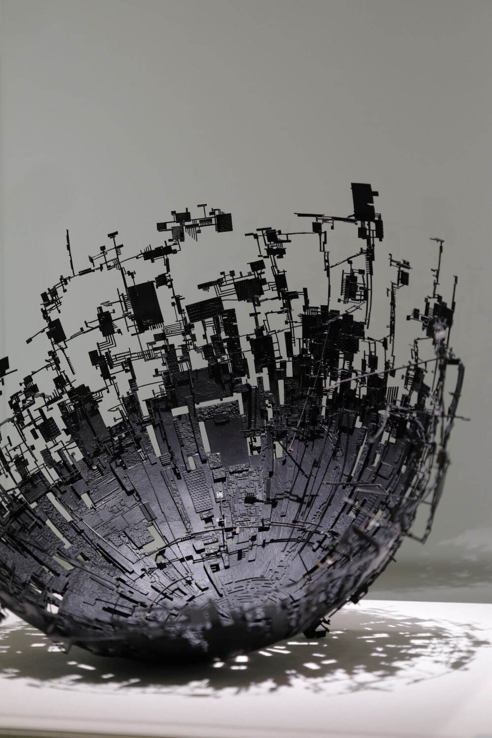 久野彩子《うつろう世界》2016年 真鍮  52×65×69cm
photo: KIOKU Keizo