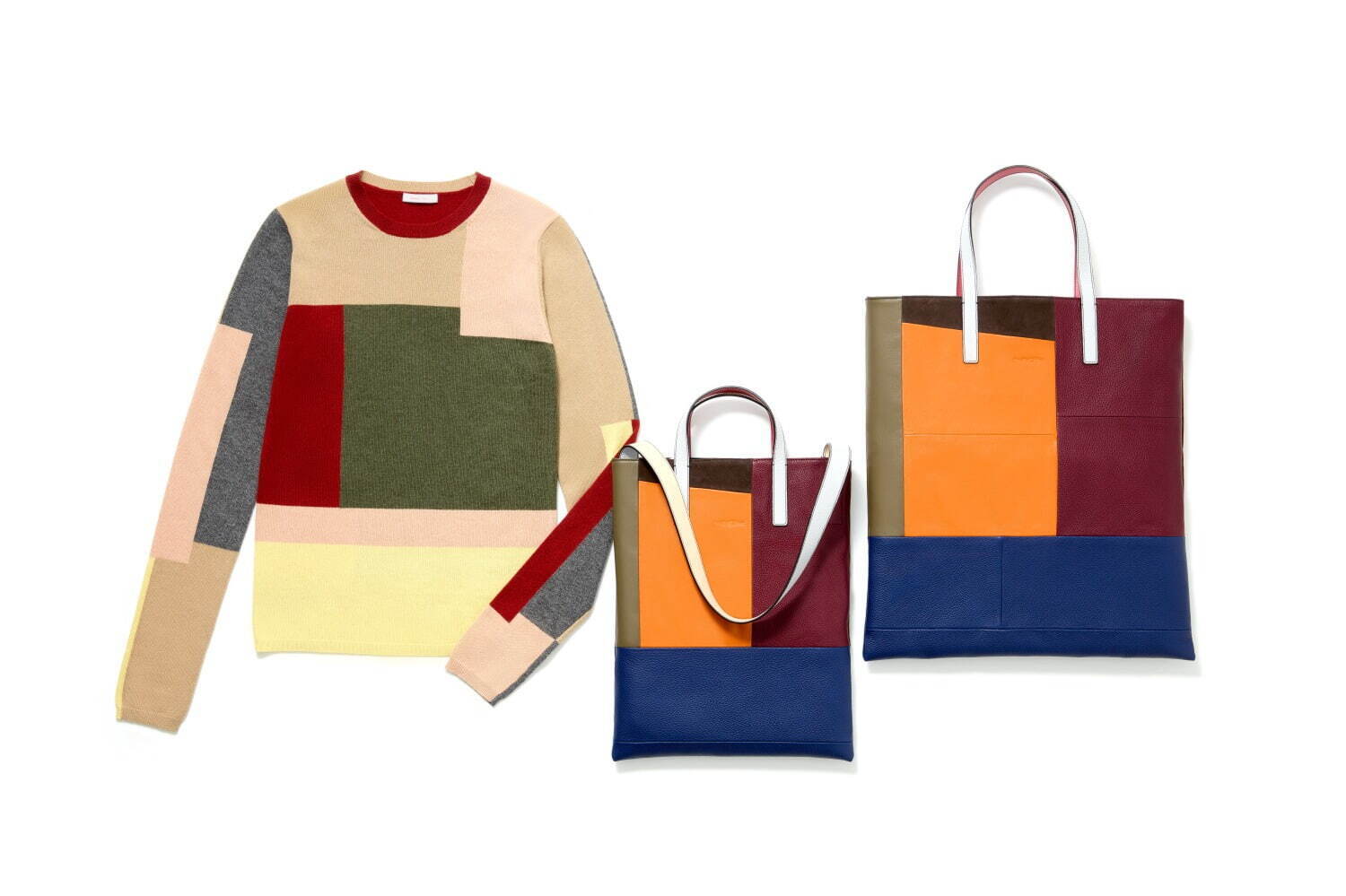 左から)dahlia knit top 91,300円、pampa small tote 77,000円、pampa tote 92,400円