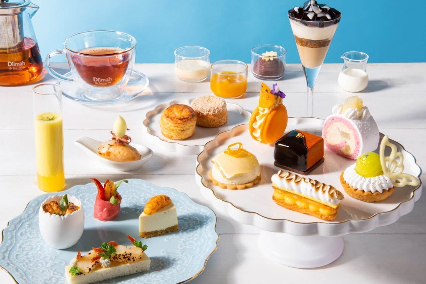 ヒルトン東京ベイの夏アフタヌーンティー、ジューシーなメロンタルトや白桃のロールケーキ