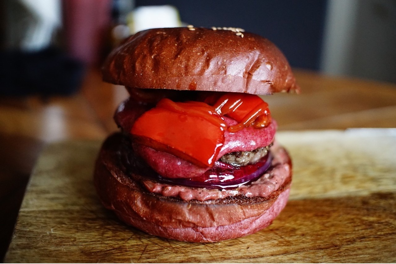 ハインツ“真っ赤な”「トマトケチャップバーガー」ガーリックやハラペーニョなどソースの異なる3種類