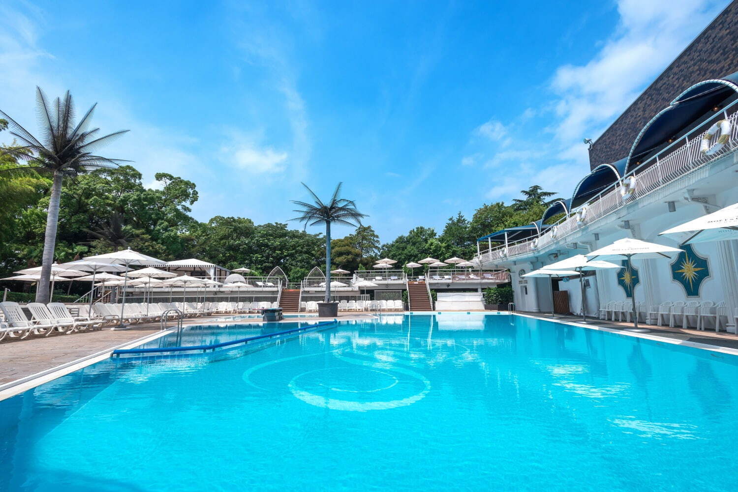 ホテルニューオータニ(東京、 幕張、 大阪)の屋外プールがオープン、夜間はナイトプールに｜写真1