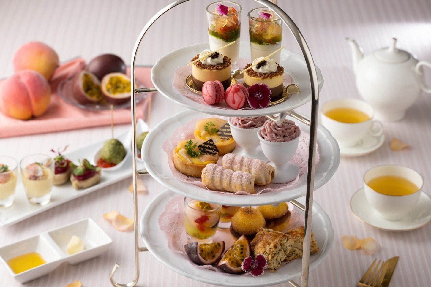 フレッシュな"桃＆パッションフルーツ"主役のアフタヌーンティー、東京ドームホテル最上階で