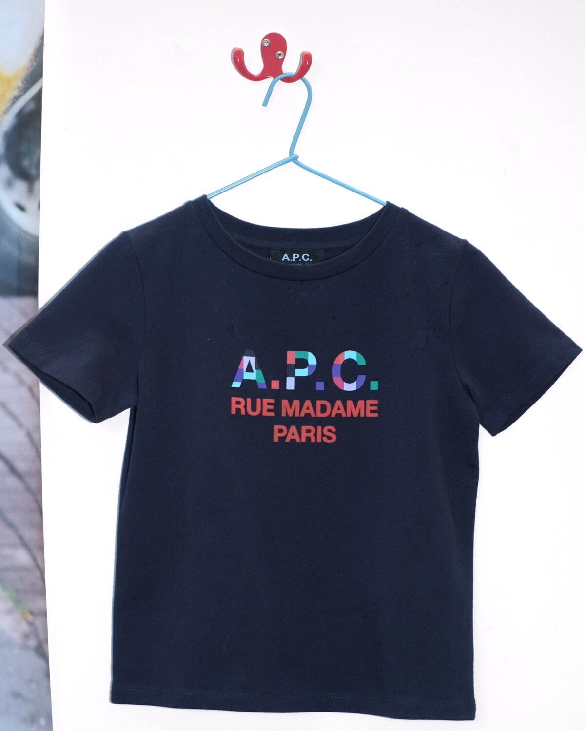 A.P.C.のキッズウェア新作“ルービックキューブ風”カラフルロゴのTシャツ＆スウェット｜写真2