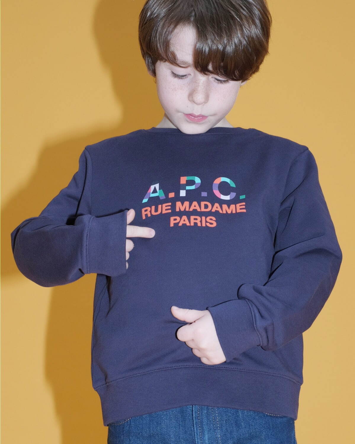 A.P.C.のキッズウェア新作“ルービックキューブ風”カラフルロゴのTシャツ＆スウェット｜写真5