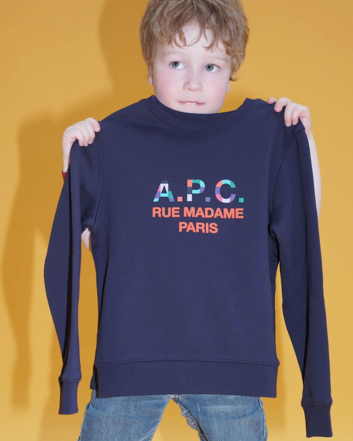 A.P.C.のキッズウェア新作“ルービックキューブ風”カラフルロゴのTシャツ＆スウェット｜写真7